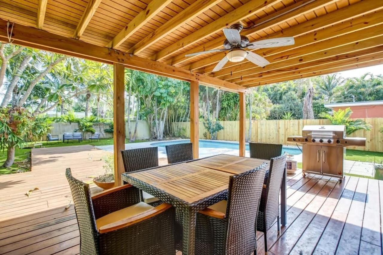 Tranquil Poolside Bliss Pergola Deck Turf Yard Holiday home *