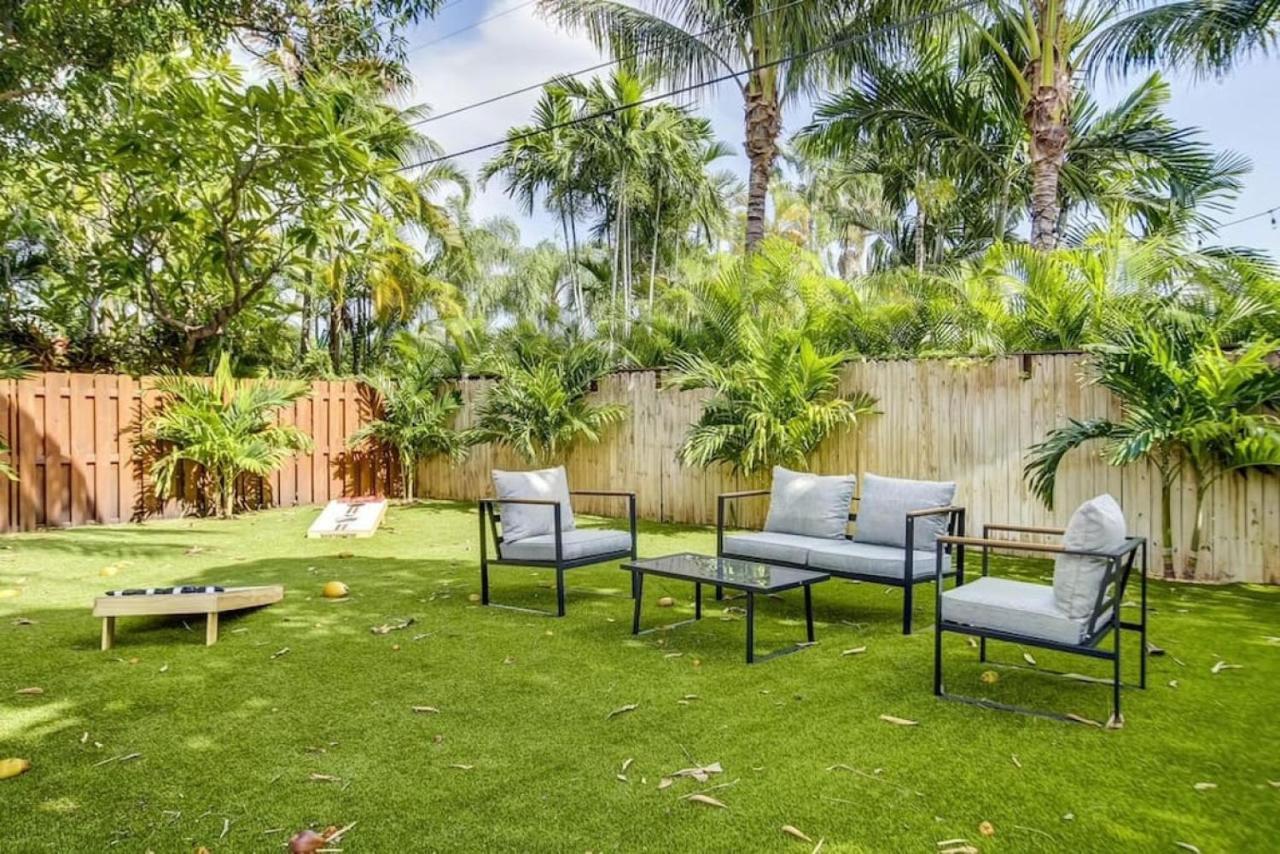 Tranquil Poolside Bliss Pergola Deck Turf Yard Holiday home