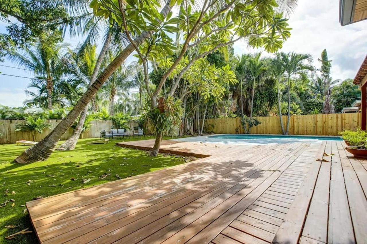Tranquil Poolside Bliss Pergola Deck Turf Yard Holiday home Fort Lauderdale