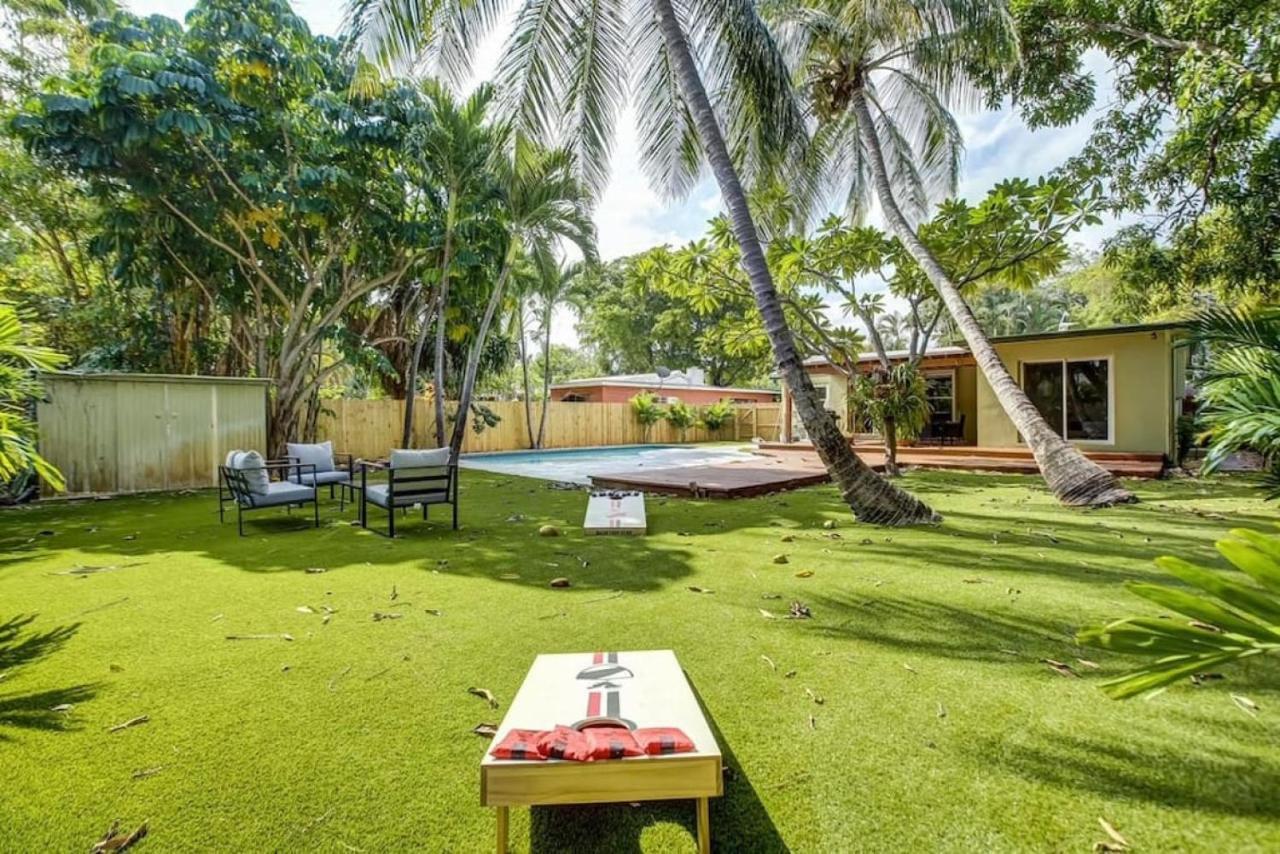 Tranquil Poolside Bliss Pergola Deck Turf Yard Holiday home
