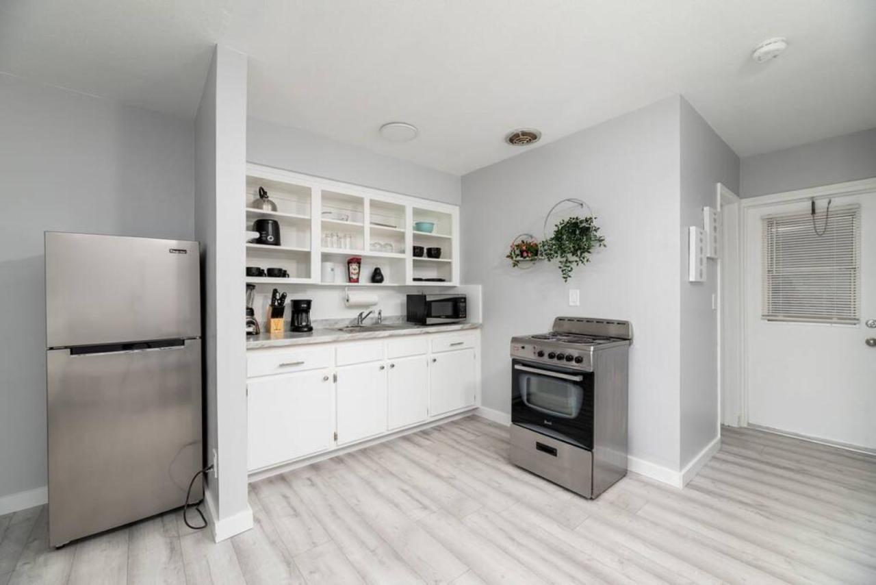 Apartment Just Off Wilton Drive 3 *