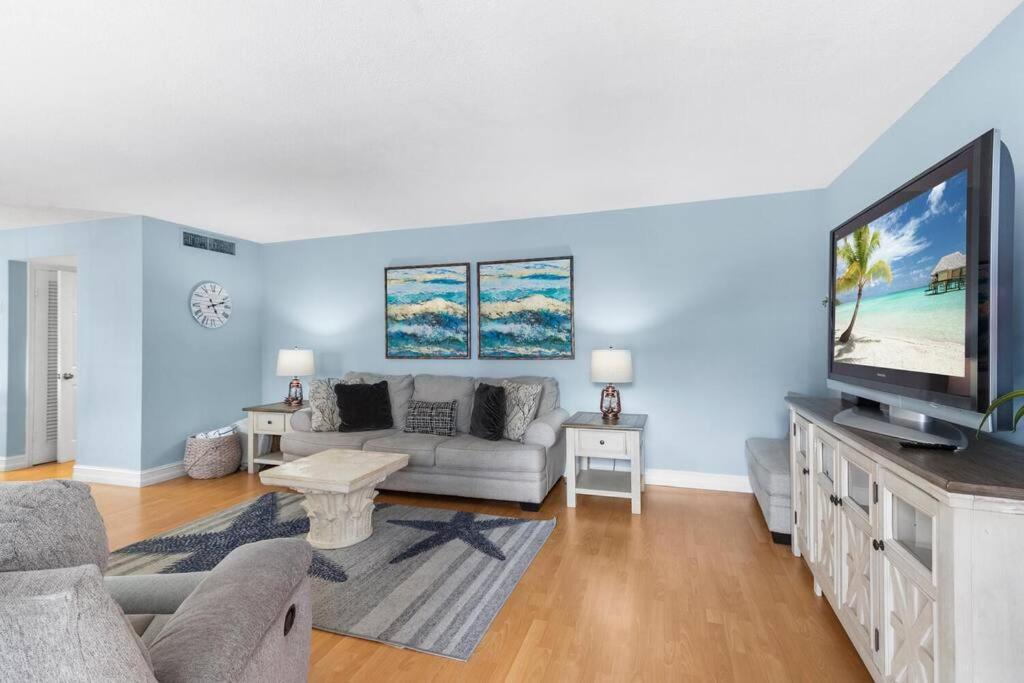 Beachside & Olas Getaway With Pool Apartment Fort Lauderdale
