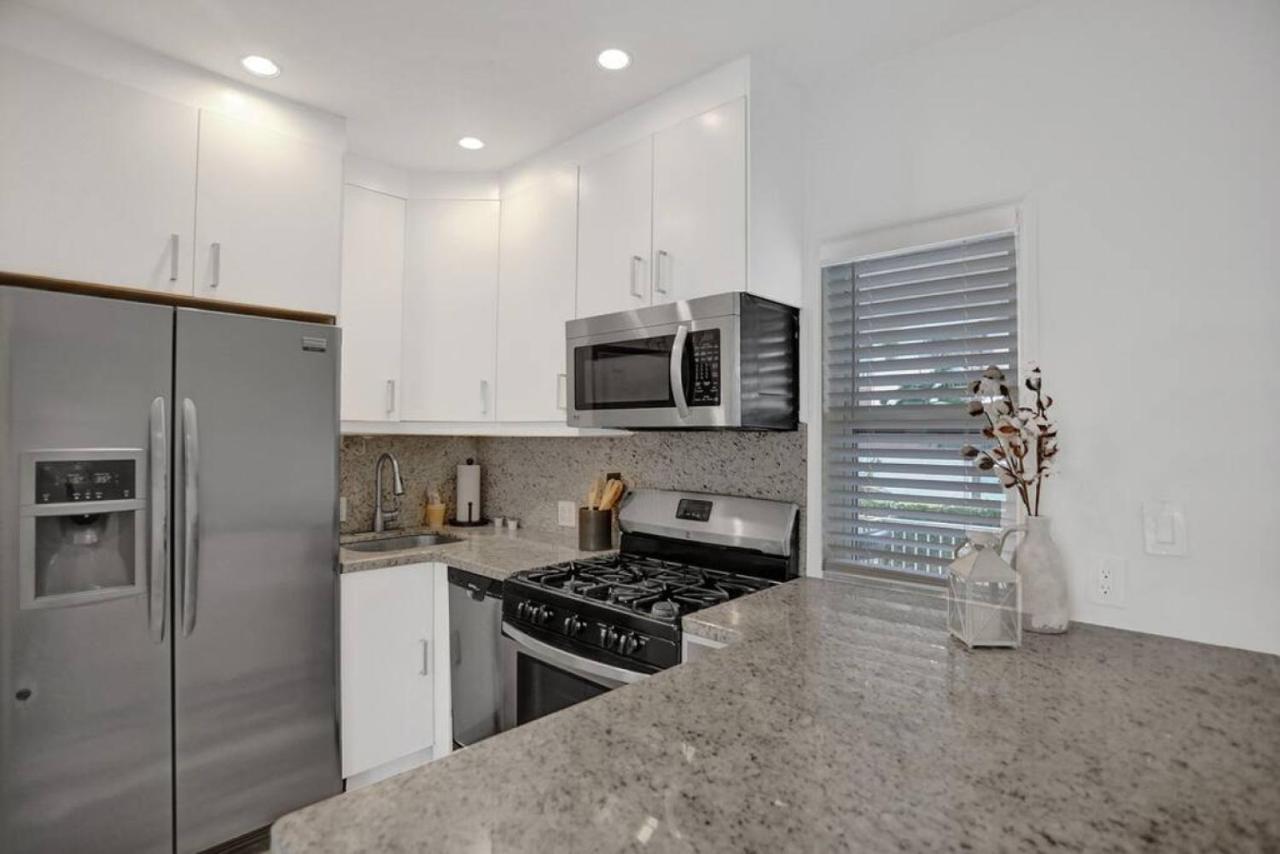 Isles Modern In Lauderdale With Patio