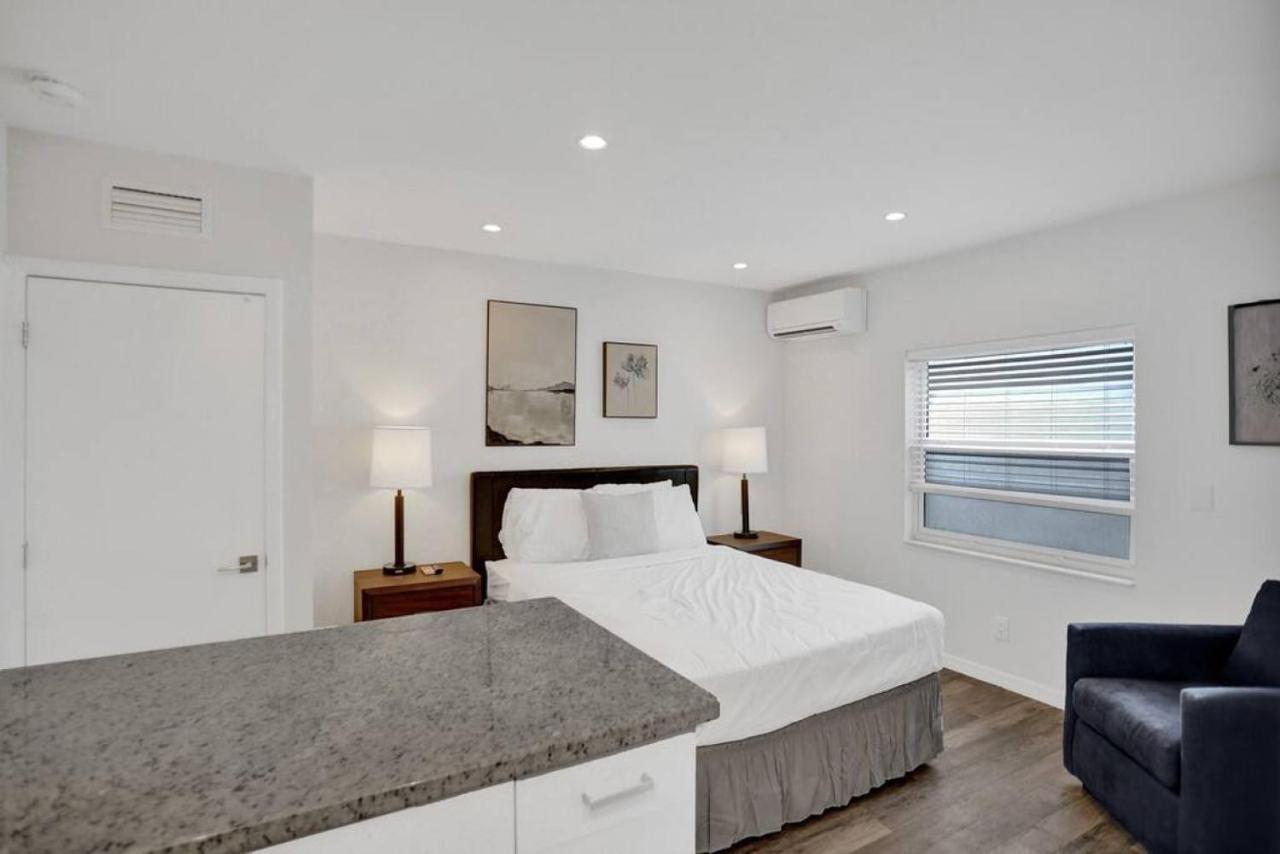 Apartment Isles Modern In Lauderdale With Patio