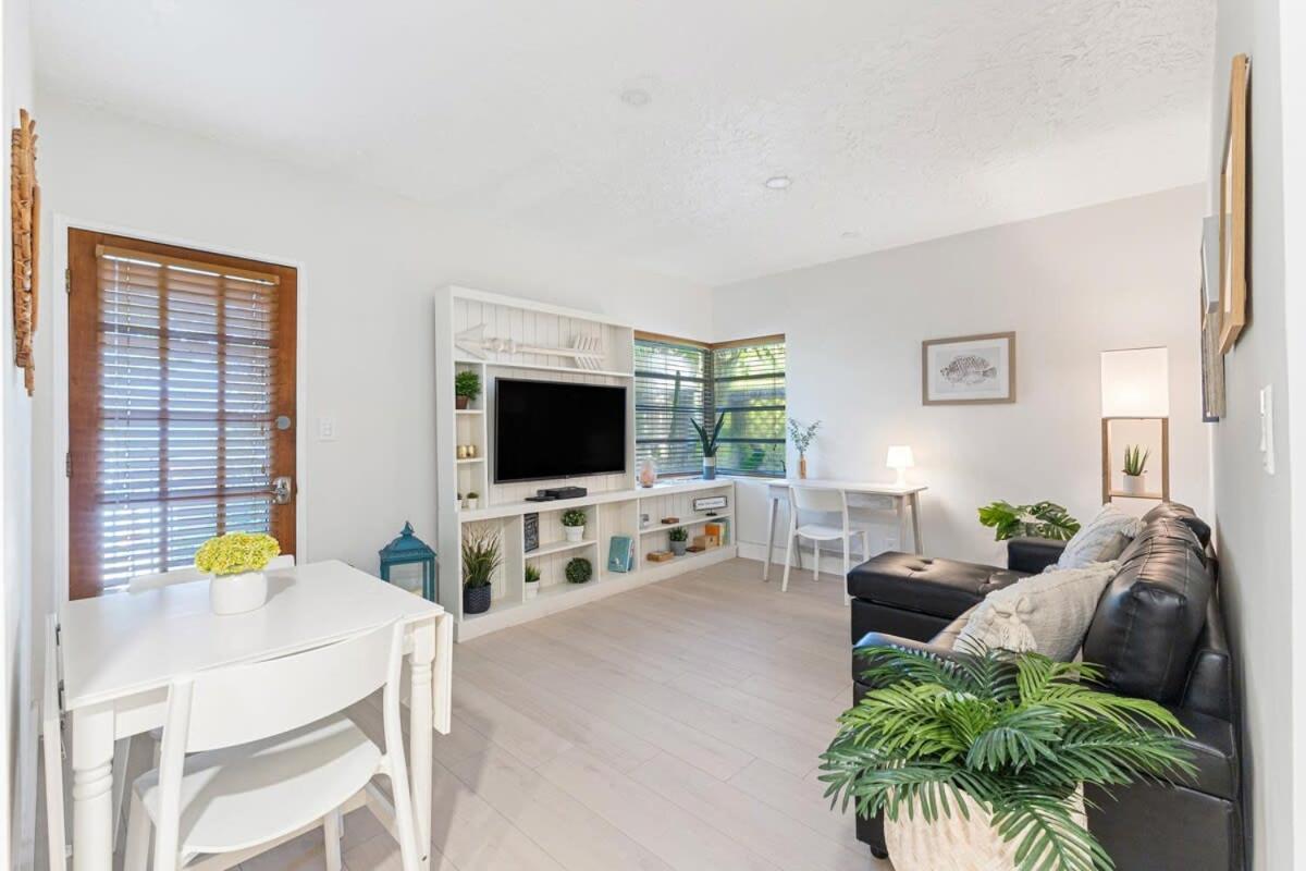 Welcoming Airbnb Walkig Distance To Olas Blvd Apartment *
