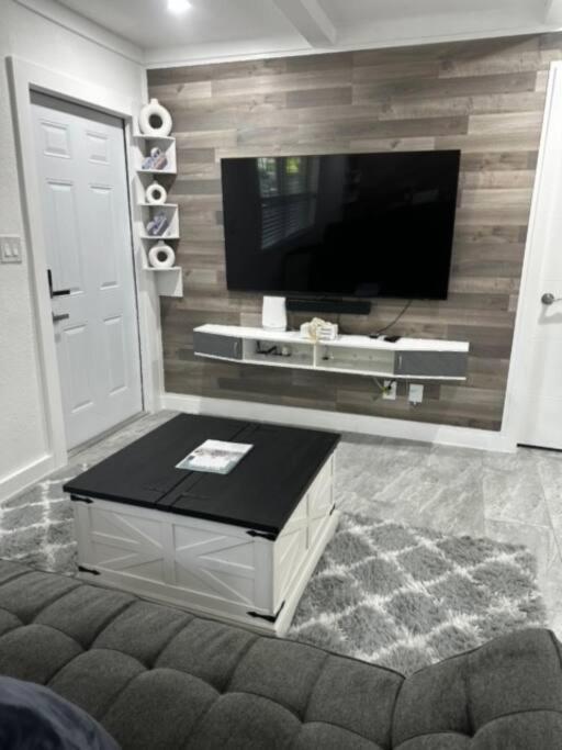Cozy Newly Renovated In Fll Apartment *