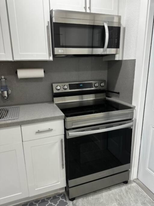 Cozy Newly Renovated In Fll Apartment *