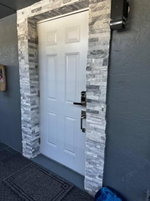 Cozy Newly Renovated In Fll Apartment *