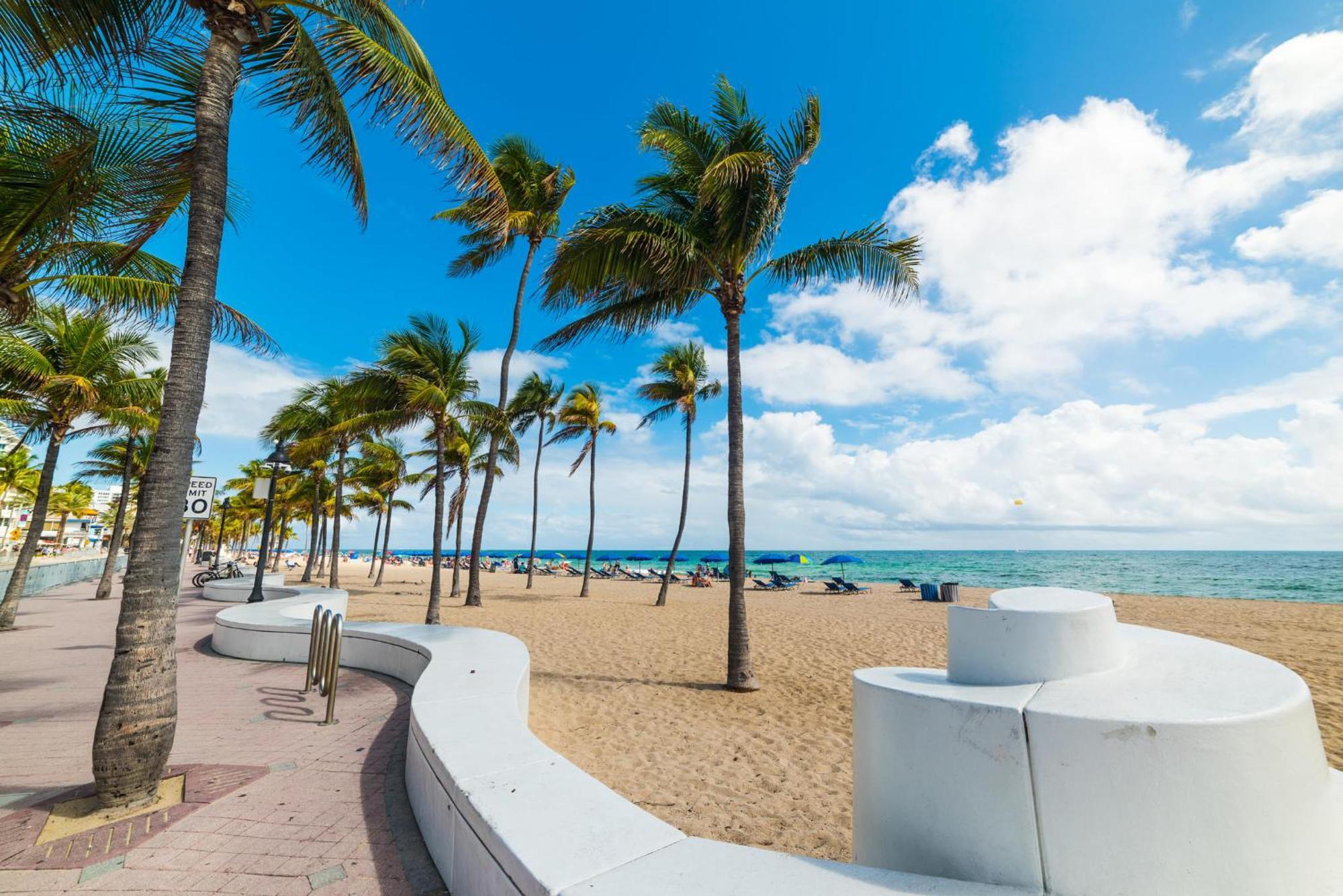 Las Olas Luxury Mediterranean Waterfront Mansion Holiday home