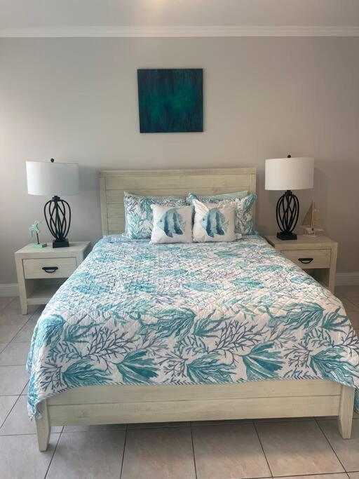 Apartment Beachside Bliss: Charming 1 Bed