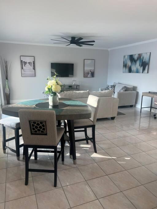 Beachside Bliss: Charming 1 Bed *