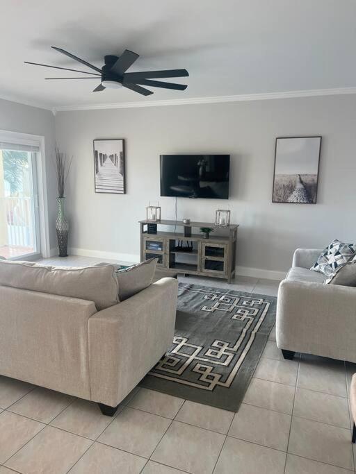 Beachside Bliss: Charming 1 Bed Apartment *