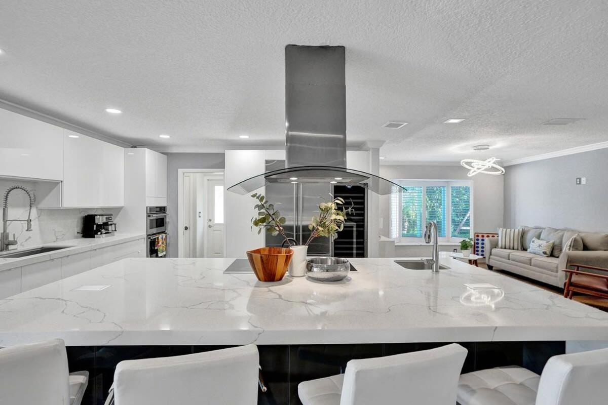Villa Luxe 4br Waterfront W Htd Pool 5min To