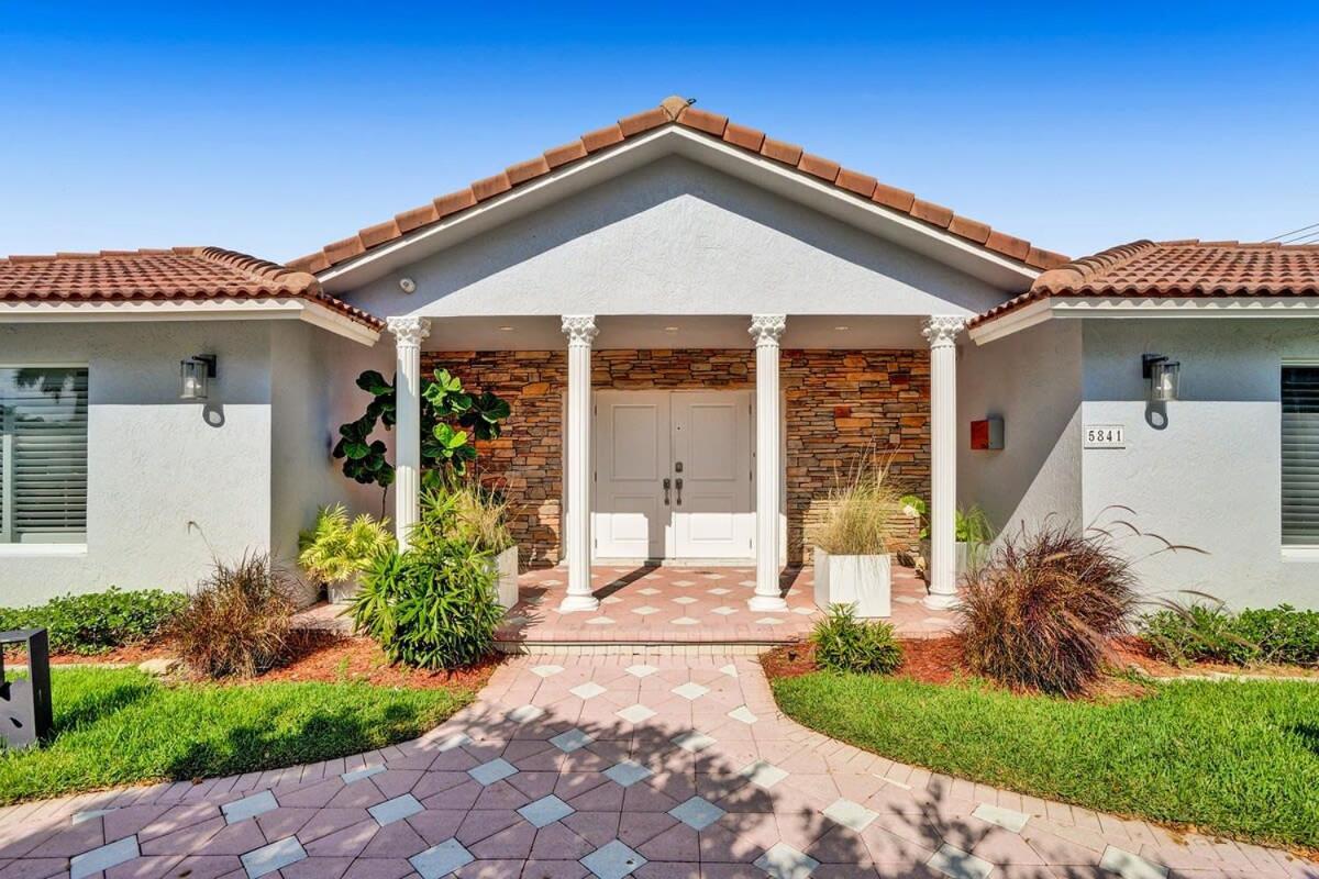 Luxe 4br Waterfront W Htd Pool 5min To
