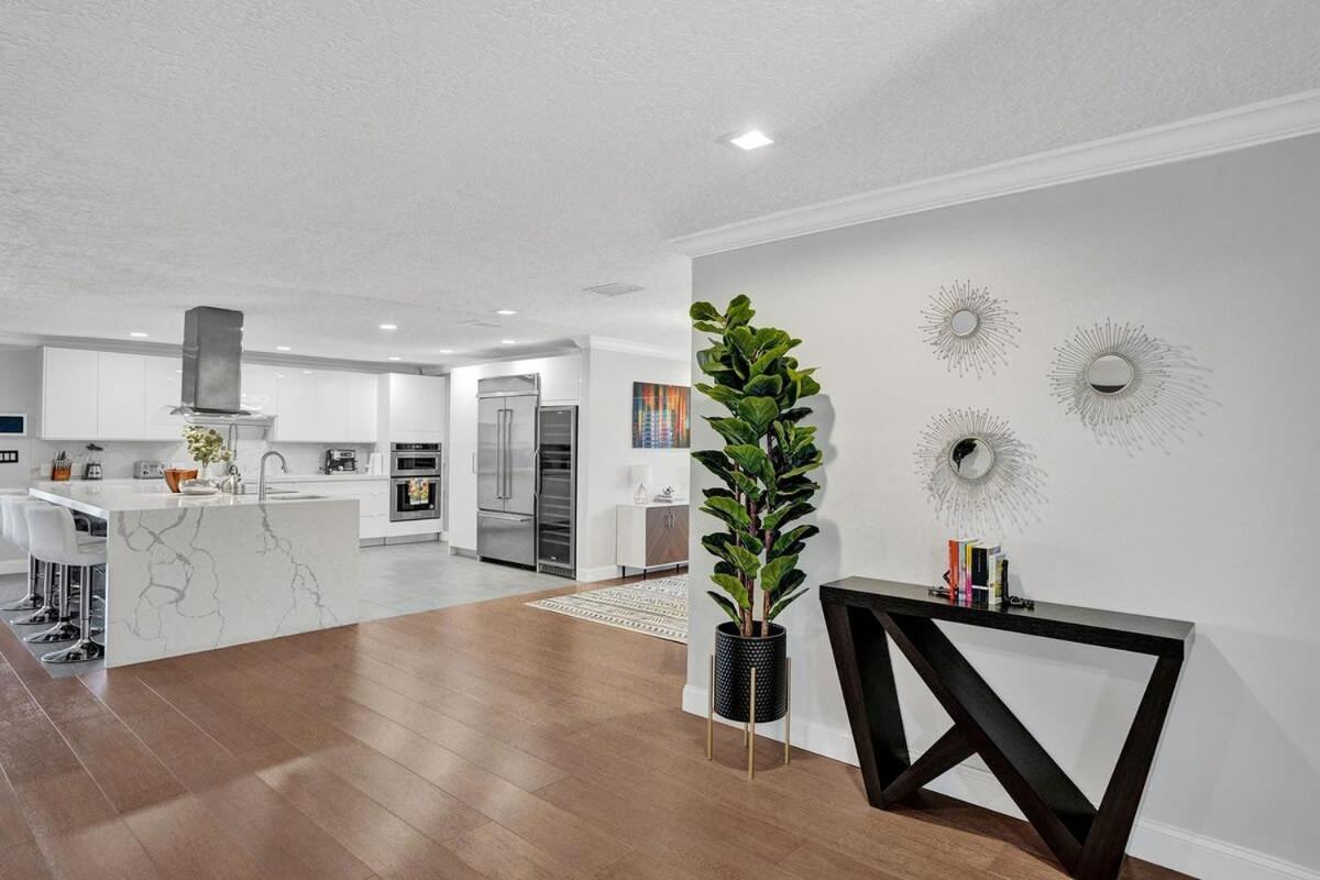 Luxe 4br Waterfront W Htd Pool 5min To