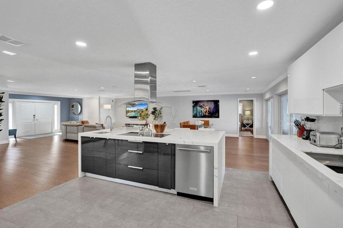 Luxe 4br Waterfront W Htd Pool 5min To
