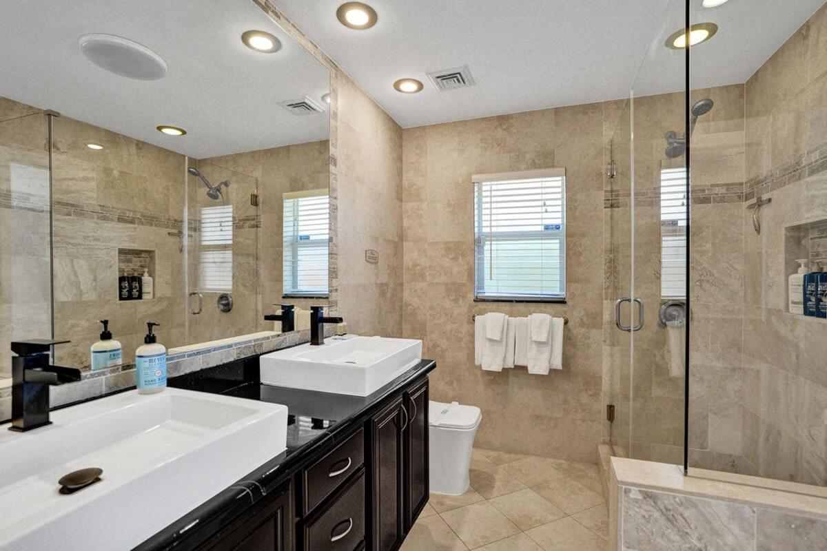 Villa Luxe 4br Waterfront W Htd Pool 5min To