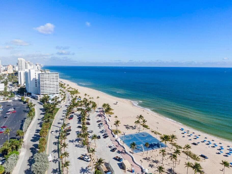 Holiday home Walk To Las Olas Banyan Palm Paradise *