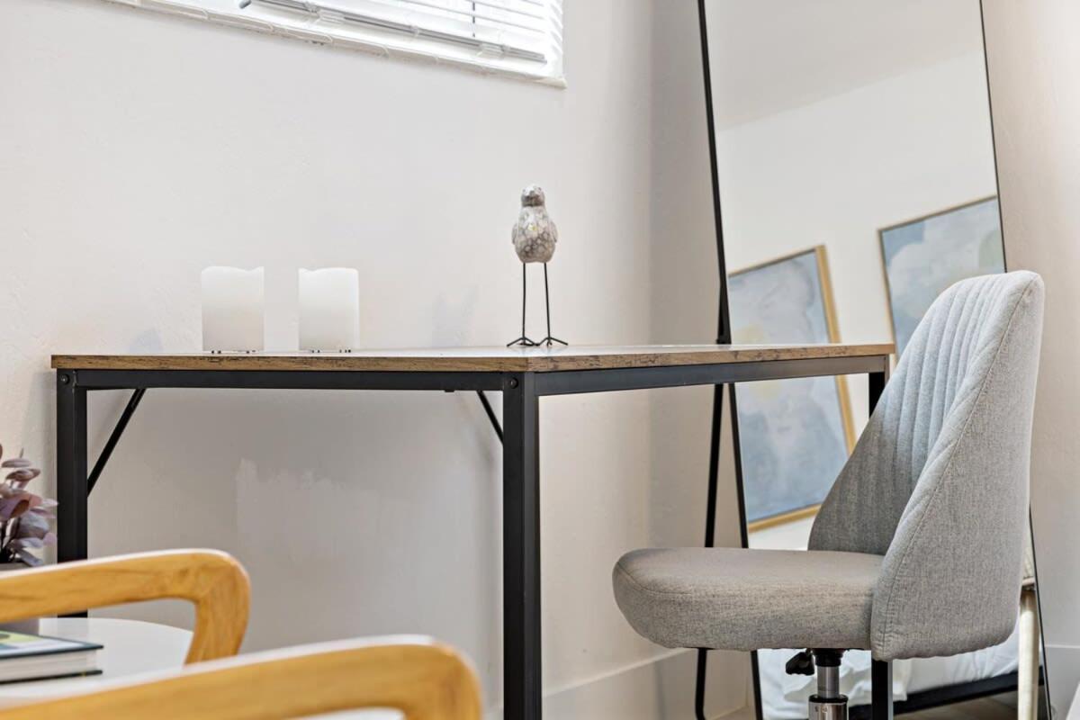 Lovely With Great Location + Free Parking Apartment