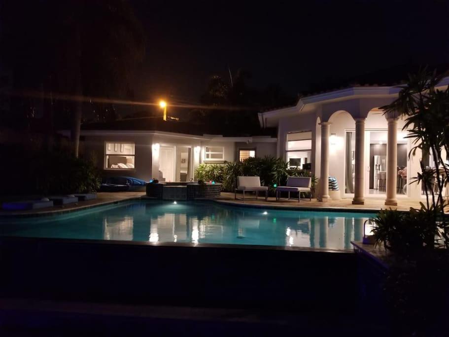 Luxury Waterfront & Infinity Pool/hot Tub Sleeps 8 Holiday home Fort Lauderdale