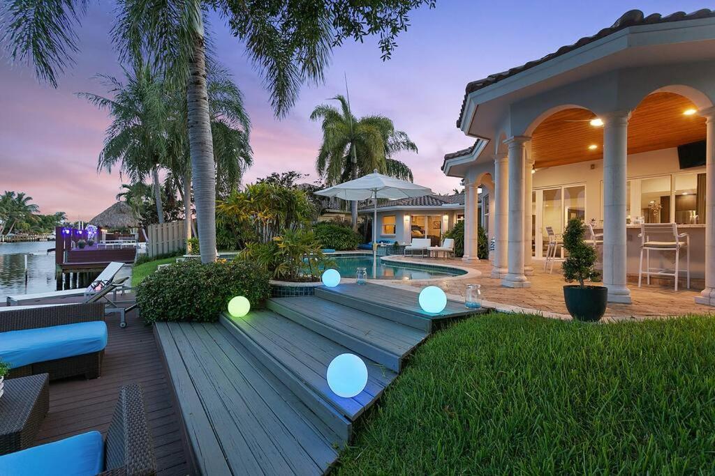 Luxury Waterfront & Infinity Pool/hot Tub Sleeps 8 Holiday home