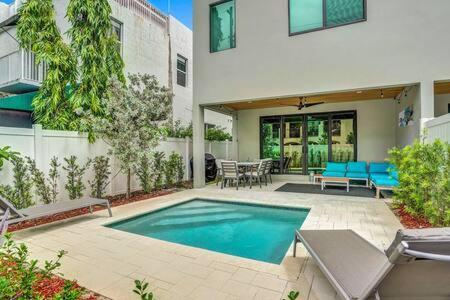 New 4br W Pool Walk To Olas 5mins To Holiday home *