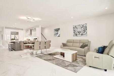 New 4br W Pool Walk To Olas 5mins To Holiday home Fort Lauderdale
