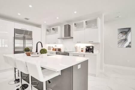 New 4br W Pool Walk To Olas 5mins To Holiday home