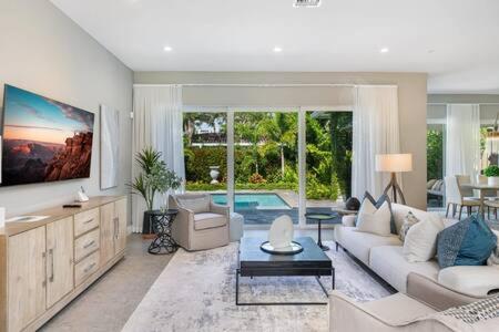 Magnolia-with Heated Pool-by Viac Villa Fort Lauderdale