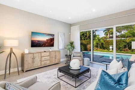 Magnolia-with Heated Pool-by Viac