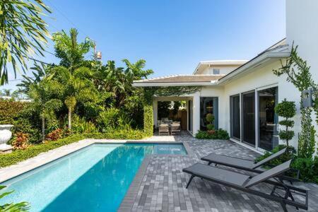 Magnolia-with Heated Pool-by Viac Villa Fort Lauderdale