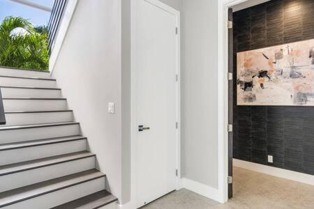 Magnolia-with Heated Pool-by Viac Villa Fort Lauderdale