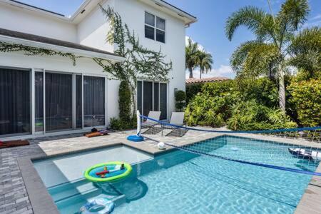 Magnolia-with Heated Pool-by Viac *