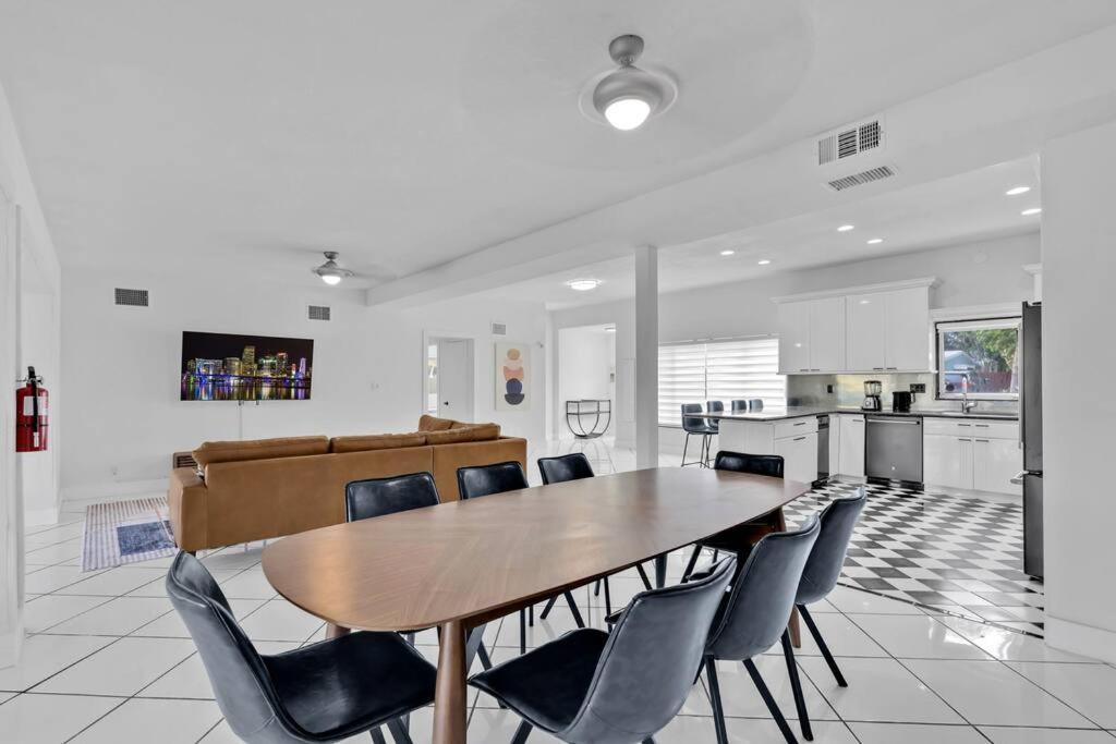 Villa Lakefront With Heated Pool Only 6 Minutes To The