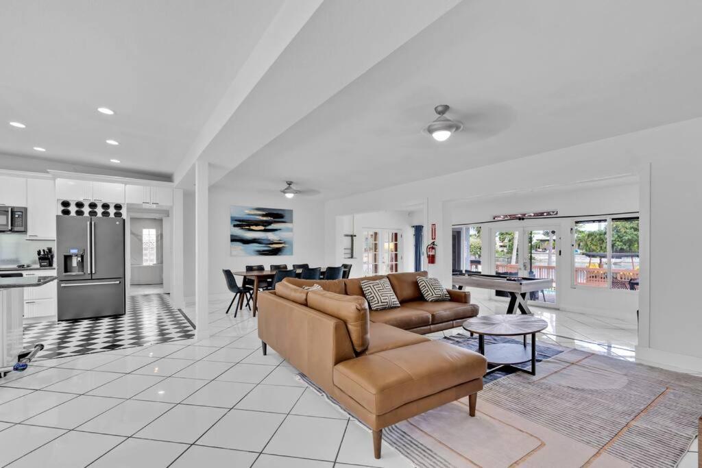 Lakefront With Heated Pool Only 6 Minutes To The Villa