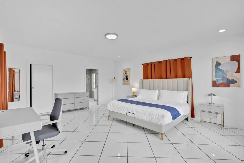 Villa Lakefront With Heated Pool Only 6 Minutes To The *