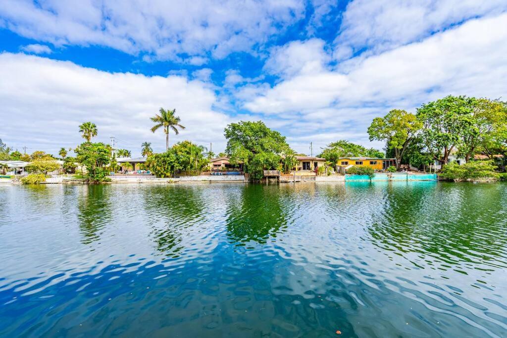 Villa Lakefront With Heated Pool Only 6 Minutes To The