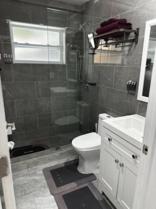Cozy Newly Renovated In Fll Apartment *