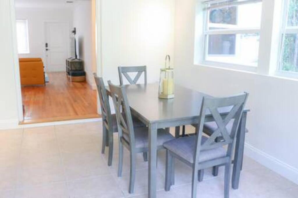 Sunny 3 Bedroom 3 Bath Retreat In Lauderdale