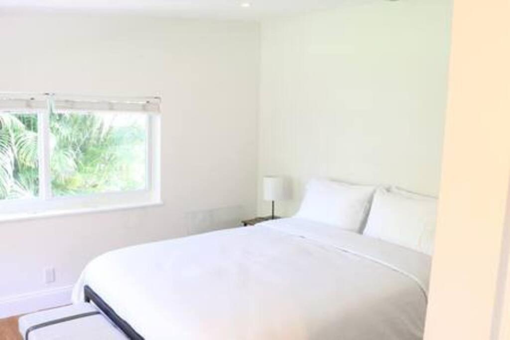 Sunny 3 Bedroom 3 Bath Retreat In Lauderdale
