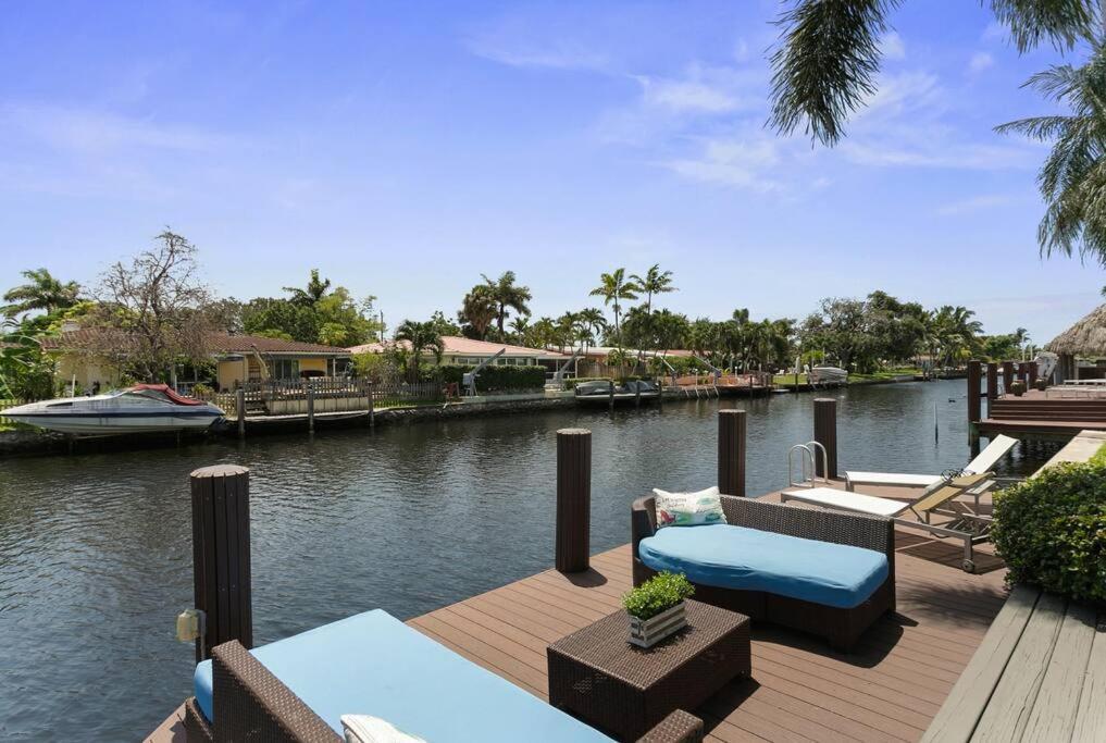 Luxury Waterfront & Infinity Pool/hot Tub Sleeps 8