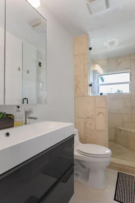 Luxury Waterfront & Infinity Pool/hot Tub Sleeps 8 Fort Lauderdale