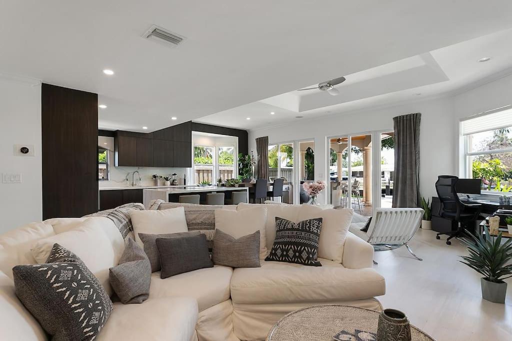 Luxury Waterfront & Infinity Pool/hot Tub Sleeps 8 Holiday home