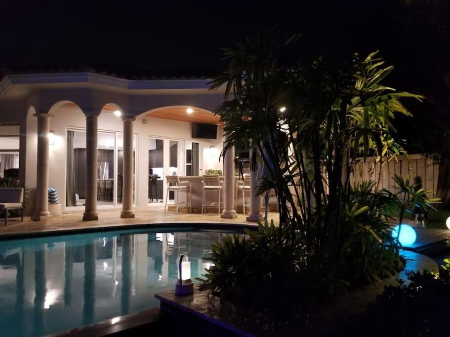 Holiday home Luxury Waterfront & Infinity Pool/hot Tub Sleeps 8