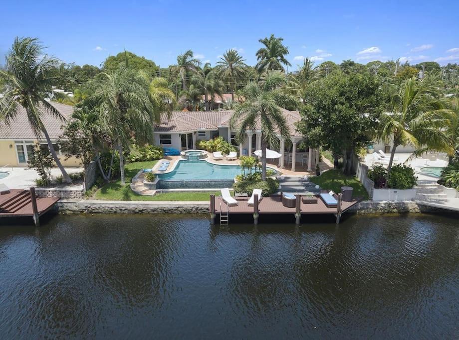 Luxury Waterfront & Infinity Pool/hot Tub Sleeps 8 Holiday home Fort Lauderdale
