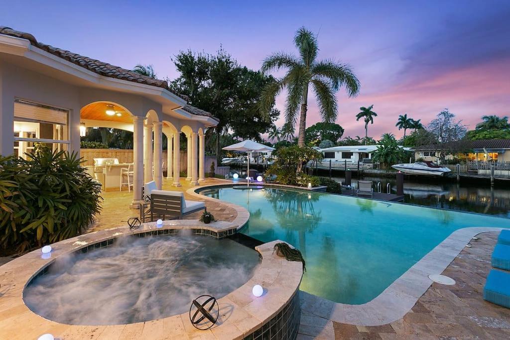 Holiday home Luxury Waterfront & Infinity Pool/hot Tub Sleeps 8