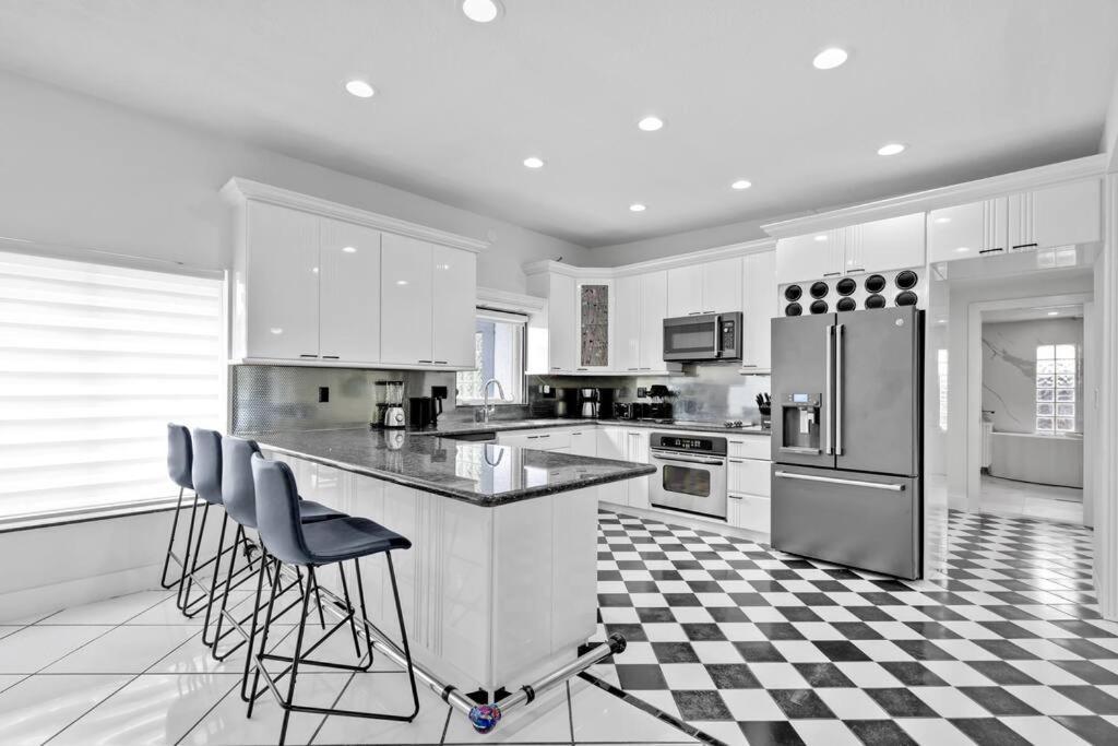 Lakefront With Heated Pool Only 6 Minutes To The Fort Lauderdale