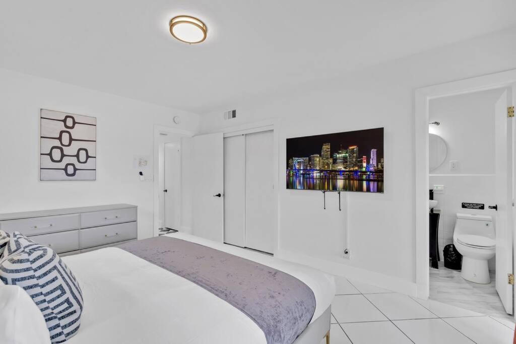 Villa Lakefront With Heated Pool Only 6 Minutes To The *