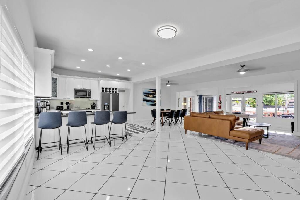 Lakefront With Heated Pool Only 6 Minutes To The * Fort Lauderdale