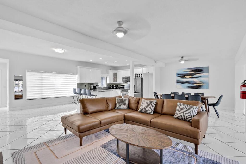Villa Lakefront With Heated Pool Only 6 Minutes To The